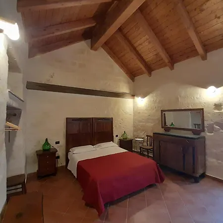 L'antico Rifugio Nei Sassi