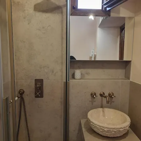 L'antico Rifugio Nei Sassi